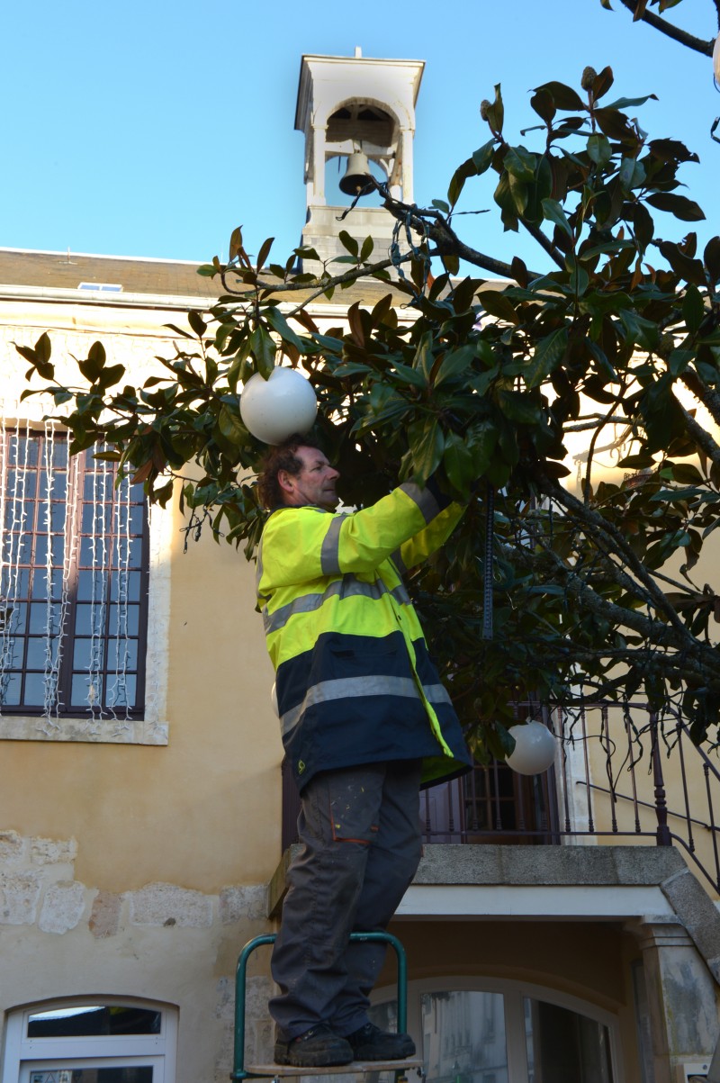 accrochage des boules blanches